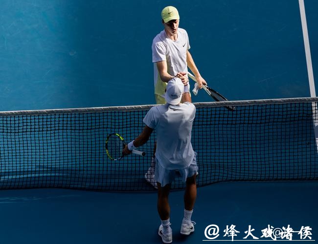 澳网｜墨尔本今日逼近38度，比赛为避高温提前开打，德约与辛纳仍面临挑战